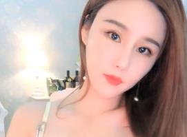 妖娆妹子扭动诱惑自慰秀，性感短裙下慢褪内裤，椅子上激情自插情趣玩具！ 海报