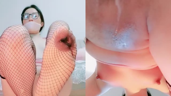 眼镜OL高跟网袜肥臀痴女 淫叫挑逗玩弄小黄瓜 无毛嫩穴被假屌爆操 海报