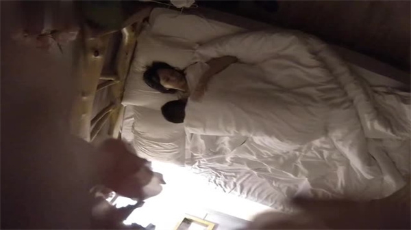 不良酒店偷拍实录：清纯鲜嫩学妹与巨根男友开房激情爱爱 海报
