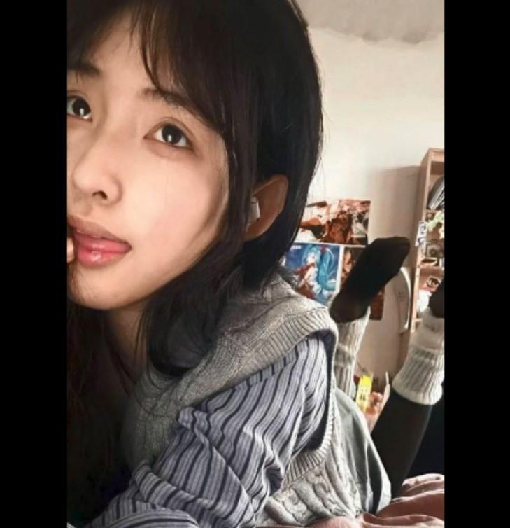某平臺網紅女主播，掰開白嫩臀瓣，雙腿跪地對著鏡頭展示好身材 海报