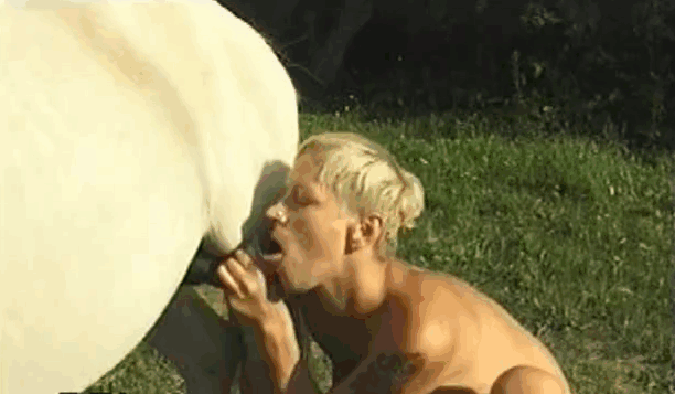 完美的金发美女给她的小马深深口交 海报