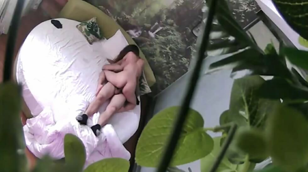 丰满性感的美女酒店不愿意和认识没多久的纹身男啪啪,被男的3次扑倒在床上最后强插进去干完后再操时乖乖配合!. 海报