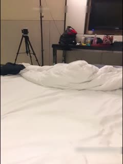 91长屌猛男酒店开房双飞爆草九零后姐妹花，颜射妹妹的脸上一脸精子 海报