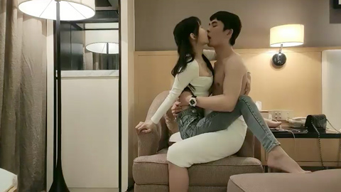十九岁清纯嫩妹互摸调情，蹲姿口交后骑坐上位狂摇，被猛操到浪叫爸爸音画不同步！ 海报