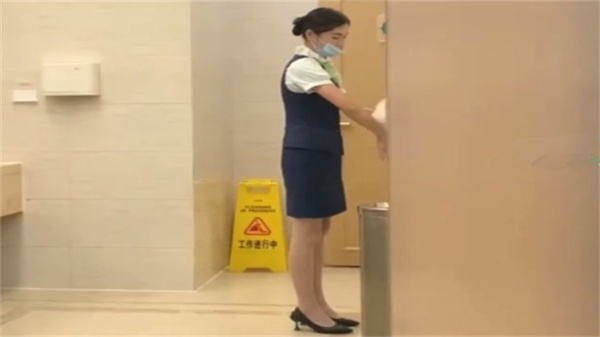 极品空姐机场厕所偷拍，丝袜高跟气质美女全露诱惑 海报
