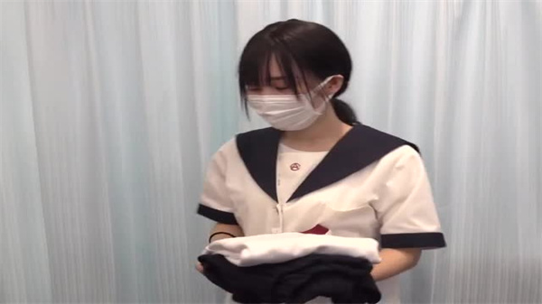 诊室里的变态偷窥！白大褂医生暗中窥视女患者更衣 海报