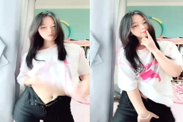 清纯美少女小周妹妹闺房自慰实录：粉嫩小穴揉捏特写，乳头磨蹭阴蒂，美臀诱惑让人欲火焚身！ 海报