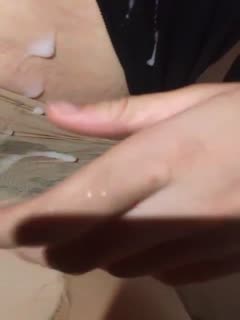 女友说，顶你个肺呀，射到我这上面来了。 海报