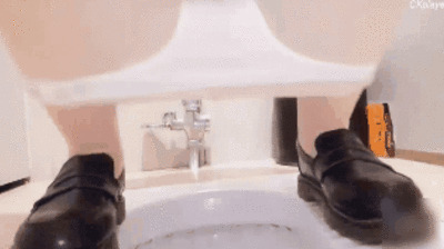 日系萌妹卫生间羞耻Play 黑丝连裤袜包裹蜜桃臀 粉嫩花蕊颤抖吐露爱液 纤指搅弄敏感带激颤呻吟 海报