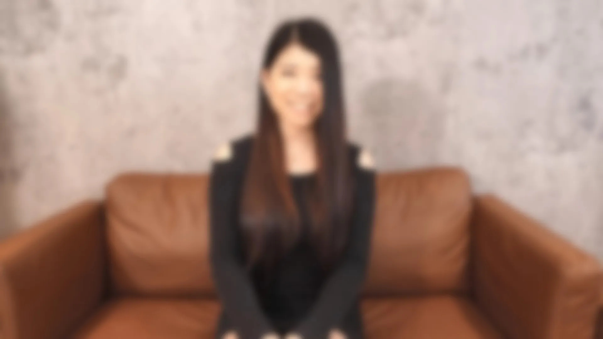 有着黑色长发和钟型胸部的美少女。 海报