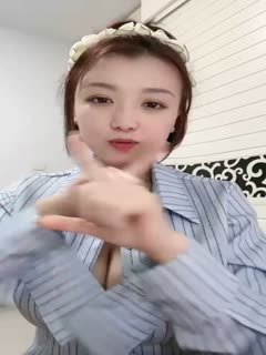 新人下海甜美小姐姐！一对豪乳呼之欲出！撩下小背心柔软奶子 (1) 海报