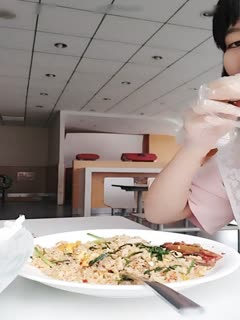 猥瑣男和身材不錯的白虎女主播在景區直播玩漏出 海报