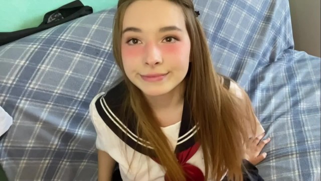 穿着日本校服的美女触摸你的鸡巴并感到尴尬 海报